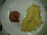 Pecena klobasa, bramborovy salat